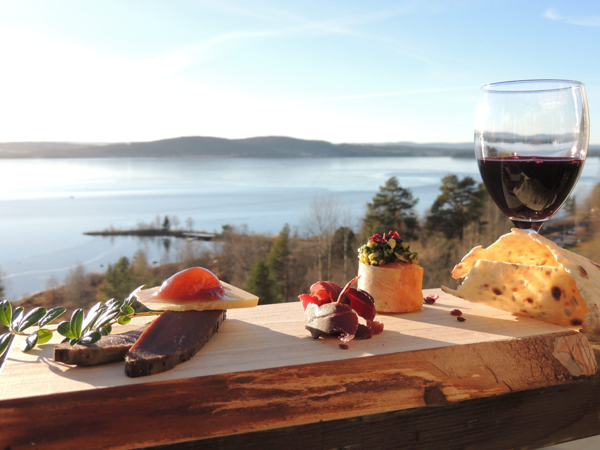 Mat längs med vildmarksvägen