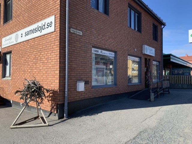 Bild på Risfjells Sameslöjd byggnad