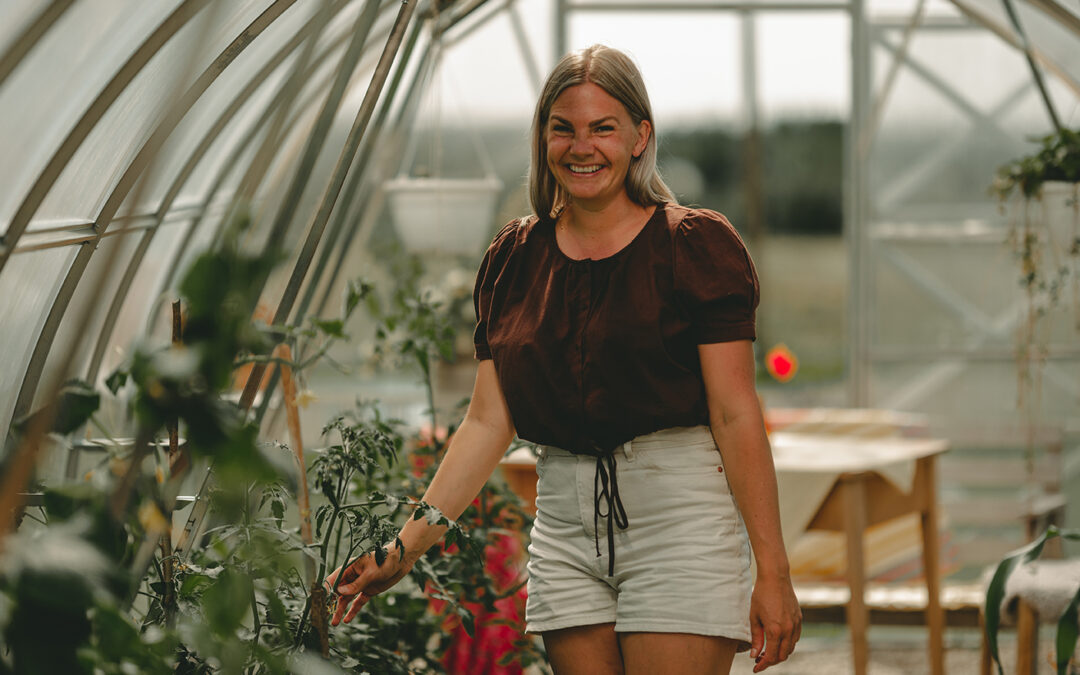 Carolina försörjer sig på sin odling – i ett område med kort sommar