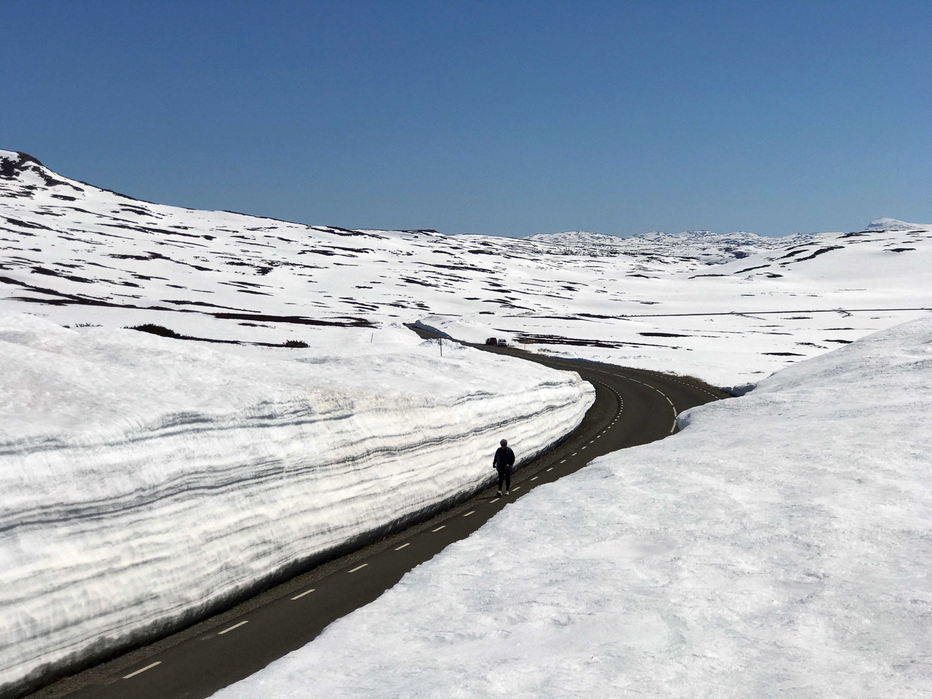 Vildmarksvägen Stekenjokk asfalt snödrivor snö asfalt promenad fjäll